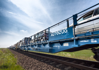 Der blaue AUTOZUG Sylt auf der Strecke